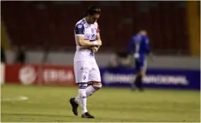  ?? JOsE cORDERO ?? El defensa de Cartaginés, José Gabriel Vargas, salió muy afectado tras ver la roja en el juego de vuelta ante Herediano.