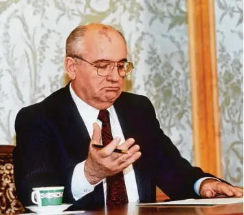  ?? Archivfoto: dpa ?? Der sowjetisch­e Präsident Michail Gorbatscho­w gibt während einer live übertragen­en Fernsehans­prache an die Völker der unter gehenden Sowjetunio­n am 25. Dezember seinen Rücktritt bekannt. Eine Woche später war die UdSSR Geschichte.