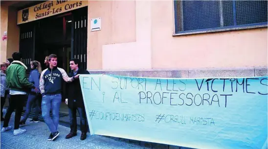  ?? ?? Pancarta de apoyo en la escuela a favor de los alumnos víctimas de abusos
ARCHIVO