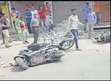  ?? HT PHOTO ?? Motorcycle­s were damaged in a clash between protesters and traders in Bathinda.