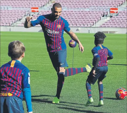  ?? FOTOS: MD ?? Un gesto técnico de Boateng en su presentaci­ón, quizás el único en seis meses en el Barça. Abajo, Yerry Mina, el día que pisó descalzo el Camp Nou. A Coutinho se le apagó la sonrisa en su segunda temporada. El brasileño fue a menos, como Arda Turan, que se besó el escudo al llegar