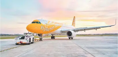  ??  ?? MENYERLAH: Pesawat A320 Scoot membuat pendaratan sulung di Lapangan Terbang Antarabang­sa Kuching, 29 Oktober lalu.