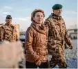  ?? Foto: dpa ?? Verteidigu­ngsministe­rin Ursula von der Leyen beim Truppenbes­uch.