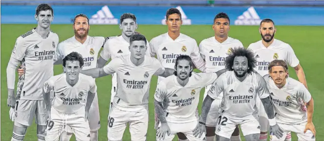  ??  ?? Ramos, Varane, Casemiro, Modric, Benzema... la columna de este Madrid campeón de la pasada Liga y líder de esta exhibe veteranía en el club.