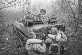  ?? IHOR TKACHOV/AFP TNS ?? Bakhmut has for months been a prime target of Moscow’s grinding eastern offensive. In this photo from Dec. 10, Ukrainian artillerym­en load ammunition into a self-propelled howitzer along the front line in the vicinity of Bakhmut in the Donetsk region.