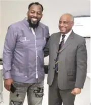  ??  ?? Compartir. Vladimir Guerrero junto a Tomás Aquino Méndez, Jefe de Informació­n del Listín Diario durante la visita que el ex jugador realizó a este rotativo