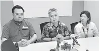  ?? ?? SIDANG MEDIA: Snowdan diapit Fui (kanan) dan Gideon pada sidang media selepas pelancaran KUPIKUPI FM, semalam.