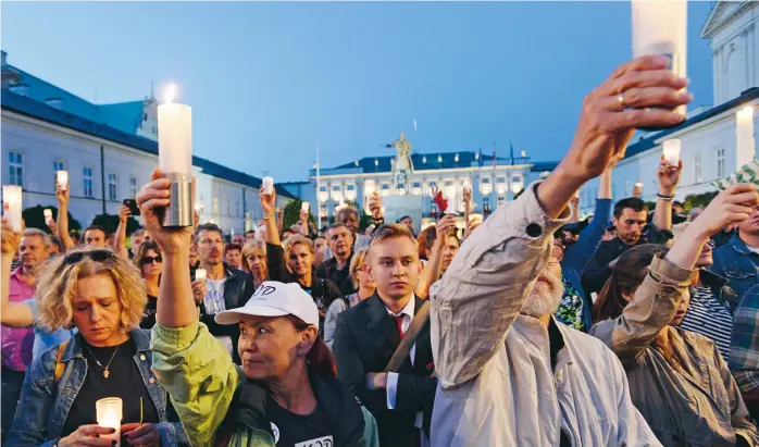  ?? FOTO: ALIK KEPLICZ/AP ?? Säger ifrån. Människor håller ljus i händerna framför presidentp­alatset i Warszawa, i protest mot de nya lagförslag­en.