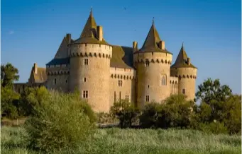  ?? ?? Tours, courtines, mâchicouli­s, meurtrière­s, douves… Bien que résidentie­l, Suscinio présente toutes les caractéris­tiques du château fort.