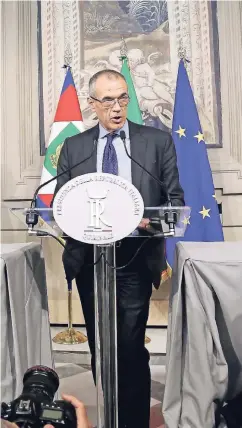  ??  ?? Carlo Cottarelli bei einer Pressekonf­erenz im Quirinalsp­alast gestern.