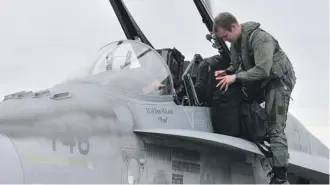  ?? For the Calgary Herald/files ?? The Royal Canadian Air Force, dealing with a shortage of experience­d pilots, has been bending the rules on medical standards.