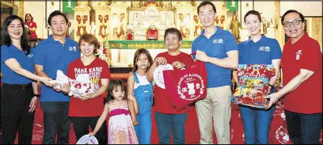  ??  ?? BAGS OF BLESSING: GT Foundation Inc. and Metrobank Foundation Inc. celebrated the Chinese New Year with the kick-off of ‘Bags of Blessing,’ a weeklong distributi­on of P10 million worth of food packages to 10,000 families at the San Agustin Church in Intramuros, Manila. In photo are Metrobank chairman Arthur Ty (3rd from right), Federal Land chairman and GTFI president Alfred Ty (2nd from left), GT Foundation VP Anjanette Dy Buncio (left), GT Foundation AVP Alesandra Ty (2nd from right), Metrobank Foundation president Aniceto Sobrepeña (right) and the beneficiar­ies of the program.