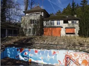  ?? KEY ?? Die Villa Wolfensber­g der Familie Erb in Winterthur wurde gestern versteiger­t. Sehen Sie im Video auf 20minuten.ch, wie es in der Villa aussieht.