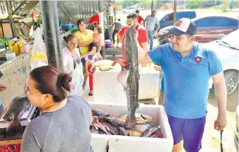  ??  ?? Las pescadería­s de Remanso recibieron ayer a numerosos clientes, que se llevaron sus ejemplares para preparar distintos platillos en el hogar.