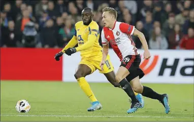  ??  ?? Jens Toornstra van Feyenoord gaat langs Moussa Marega van Porto. (Foto:The Guardian)