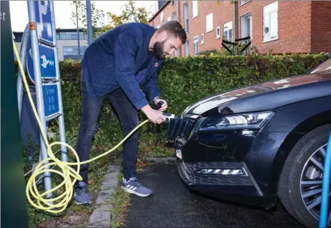  ?? ?? I december slog salget af elbiler og plug-in-hybrider rekord. Men her få måneder senere er andelen af danskere, der forventer, at deres naeste bil i større eller mindre grad er drevet af strøm, faldet markant. Arkivfoto: Gregers Tycho