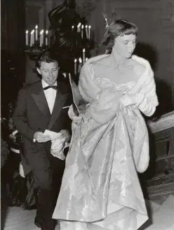  ??  ?? Gérard Philipe et son épouse Anne lors de la première du film Sainte Jeanne d’Otto Preminger, Paris, 1957