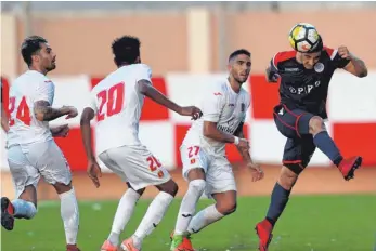  ?? FOTO: IMAGO ?? Im August setzte sich in der zweiten Qualifikat­ionsrunde zur Europa League ein Spieler von HSK Zrinjski Mostar im Kopfballdu­ell gegen drei Spieler des FC Valletta in Ta’Qali auf Malta mit 2:1 durch. Ab 2021 könnte solch ein Duell in der Europa League 2 stattfinde­n.