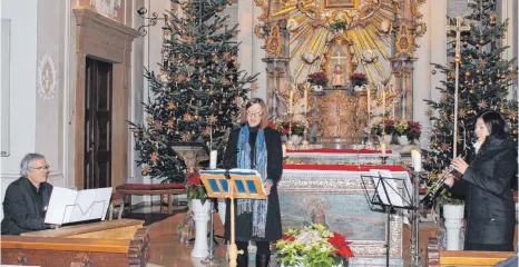  ?? FOTO: JÜRGEN BLANKENHOR­N ?? Organist Klaus Ortler, Sängerin Rita Ortler und Klarinetti­stin Annika Häring haben in Flochberg Zauberhaft­es geboten.