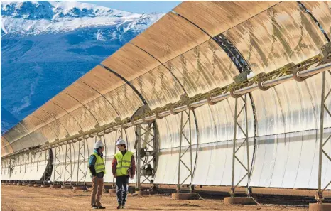  ?? FOTO: DPA ?? Beim Bau dieses Solarkraft­werks in Spanien waren auch deutsche Unternehme­n mit ihren Ingenieure­n im Einsatz.