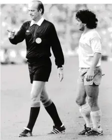  ??  ?? Paolo Casarin in campo con Diego Armando Maradona: è il 1984