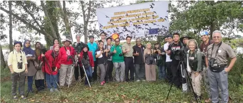  ??  ?? Lee (centre) pictured with representa­tives of MNS national, Kuching branch and Miri branch, Shell, Sarawak Forestry Department and participan­ts.