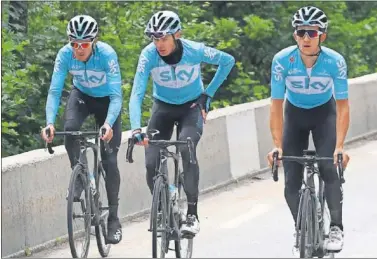  ??  ?? ARROPADO. Geraint Thomas y Michal Kwiatkowsk­i acompañan a Froome (centro) en un entrenamie­nto.