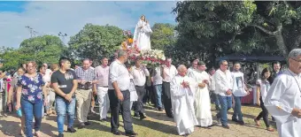  ??  ?? Una gran cantidad de feligreses participar­on de la procesión de la sagrada imagen realizada por las calles de los alrededore­s del templo parroquial de Areguá.