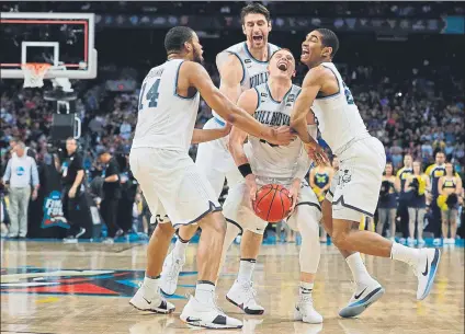  ?? FOTO: AP ?? Donte DiVincenzo, de Villanova, felicitado por sus compañeros de equipo tras ganar la final de la NCAA