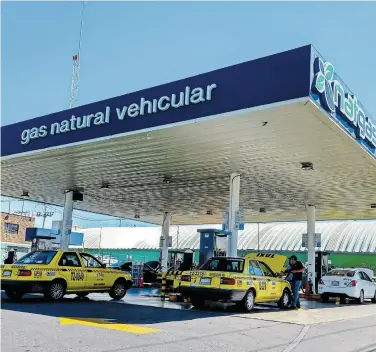  ?? / YOLANDA LONGINO ?? Taxistas sufren afectacion­es por escasez de gas natural.