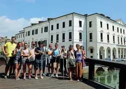  ?? ?? All’opera Gli studenti sul ponte dell’università e in piazza Rinaldi