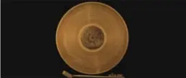  ?? COURTESY OF TANGLED BANK STUDIOS ?? A copy of Voyager’s Golden Record on a turntable.