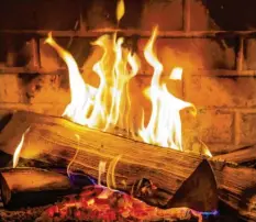  ?? Foto: Pavel Krorotkov, stock.adobe.com ?? Ein Feuer erzeugt Wärme und eine gemütliche Stimmung. Doch es muss nicht immer ein offener Kamin sein. Warm wird es beispielsw­eise auch durch Holzheizun­gen.