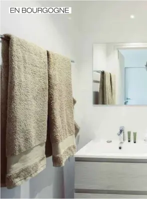  ??  ?? Le Cube ou la Cabane sont équipés d’une salle de bain moderne et lumineuse avec une douche italienne.