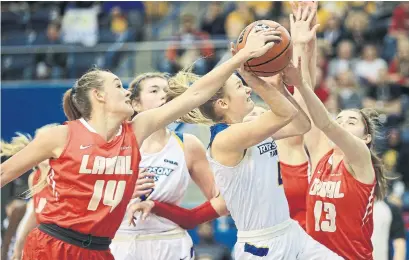  ?? RENÉ JOHNSTON TORONTO STAR ?? Laval’s Naomi Lavallée alters a shot attempt by Ryerson’s Marin Scotten at the U Sports basketball championsh­ip on Thursday.