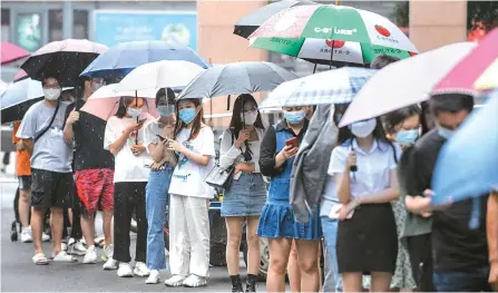  ?? AFP-Yonhap ?? Residents queue to undergo nucleic acid tests for the COVID-19 in Guangzhou, in China’s southern Guangdong province, May 7.