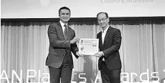  ??  ?? Farid (left) receives the award from Somsak at the 3rd Asean Plastic Awards 2018 gala dinner in Bangkok, Thailand.