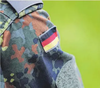  ?? FOTO: DPA ?? Vier Soldaten klagen vor dem Verwaltung­sgericht Sigmaringe­n gegen die Bundesrepu­blik Deutschlan­d. Sie wehren sich gegen die Entlassung durch das Bundesamt für das Personalma­nagement der Bundeswehr.