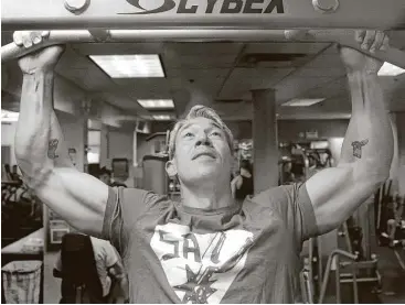  ?? Jerry Lara / San Antonio Express-News ?? San Antonio Mayor-elect Ron Nirenberg does pullups as he works out at the Jewish Community Center. Nirenberg said he tries to lift weights at least three times a week and “eat clean.”