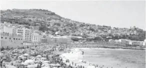  ??  ?? Avec les grandes chaleurs de ces derniers jours, la plage et la placette d’El Kettani ne désempliss­ent pas