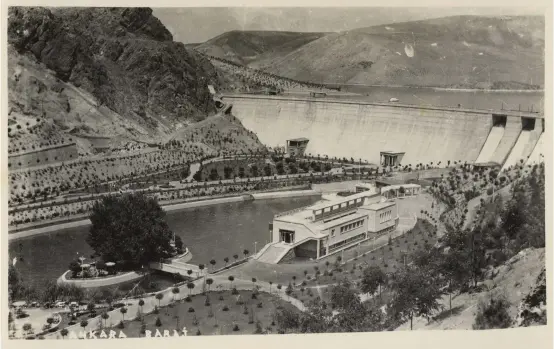  ??  ?? 1 Çubuk Barajı Gazinosu’nu gösteren kartpostal, 1939 (SALT Araştırma, Fotoğraf ve Kartpostal Arşivi). 2 Çubuk Barajı su havzasını gösteren kartpostal, 1939 (SALT Araştırma, Fotoğraf ve Kartpostal Arşivi).