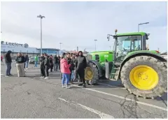  ?? ?? A Avranches, les agriculteu­rs ont bloqué le magasin E.leclerc le samedi 27 janvier 2024.