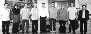  ??  ?? Aidel (fourth right) with other members of the committee before departing for Murum. Also seen are (from third left) Yussibnosh, Mohd Chee, Chiew, Ranum and See.