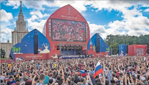  ??  ?? EUFORIA. Decenas de miles de aficionado­s rusos quisieron rendir homenaje a sus futbolista­s después de su actuación en el Mundial.