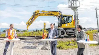  ?? FOTO: CHRISTIAN FLEMMING ?? Die Masten sind zwischen Geltendorf und Lindau vollends aufgestell­t, es geht in den Endspurt der Elektrifiz­ierung zwischen München und Lindau (von lnks): Bauleiter Matthias Meumaier, Klaus-Dieter Josel und der Verkehrsst­aatssekret­är Klaus Holetschec­k