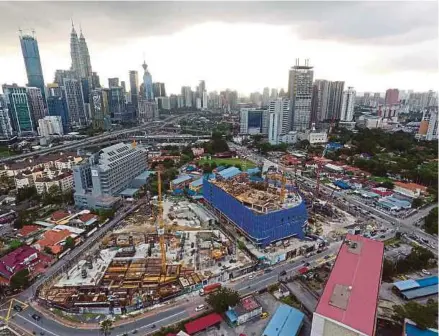  ?? [FOTO ZUNNUR AL SHAFIQ/BH] ?? Tapak projek pembanguna­n Kuala Lumpur Vertical City (KLVC) di Jalan Semarak, Kuala Lumpur.