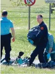  ?? Foto: dpa ?? Französisc­he Polizisten sichern vergra bene Munition und Sprengstof­f.