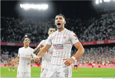  ?? ANTONIO PIZARRO ?? Rafa Mir celebra el gol de la victoria del Sevilla ante el Athletic.