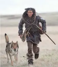  ?? ALAN MARKFIELD ?? Kodi Smit-McPhee plays a young warrior-to-be who bonds with an abandoned wolf in “Alpha.”
