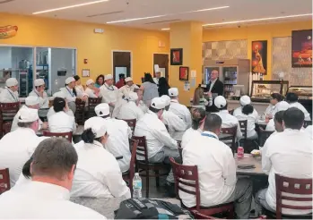  ?? CORTESÍA ?? El crítico de restaurant­es Scott Joseph da una charla a estudiante­s de artes culinarias del Florida Technical College.